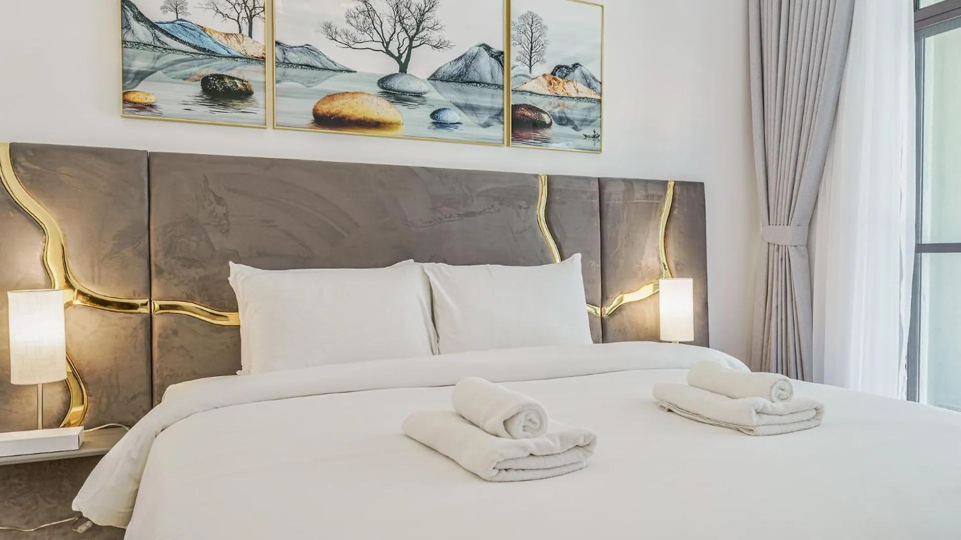 Astonishing Apartment Just A 2 Minutes Walk To Dubai Mall