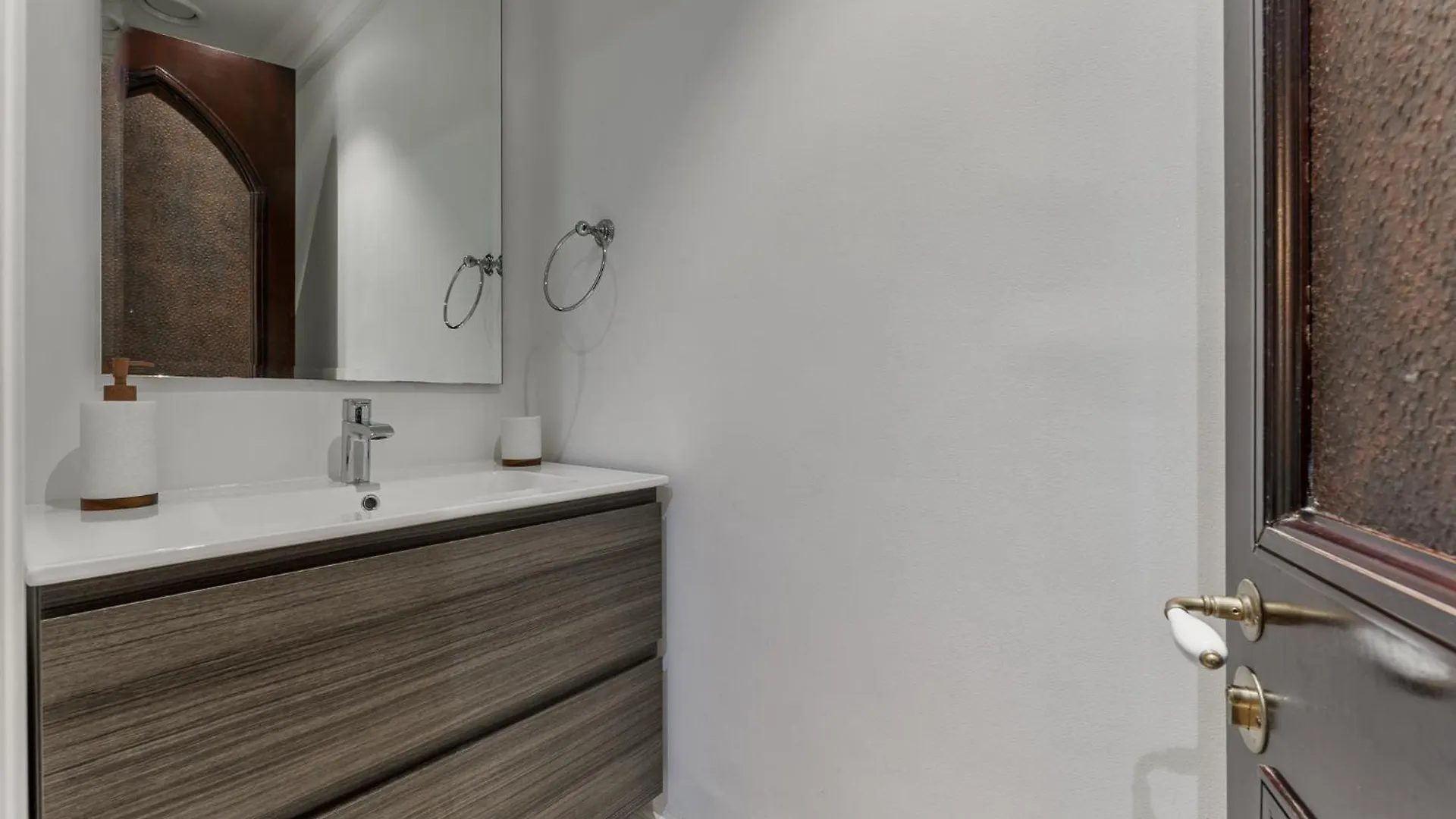 Astonishing Apartment Just A 2 Minutes Walk To Dubai Mall 0*,  United Arab Emirates