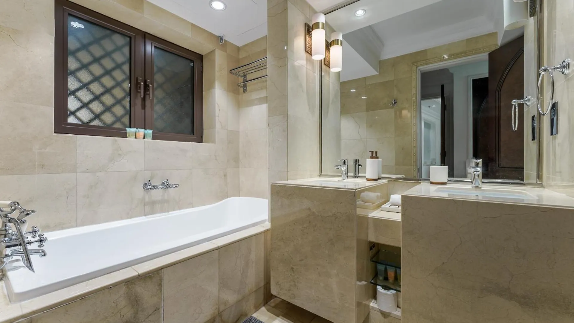 Astonishing Apartment Just A 2 Minutes Walk To Dubai Mall 0*,